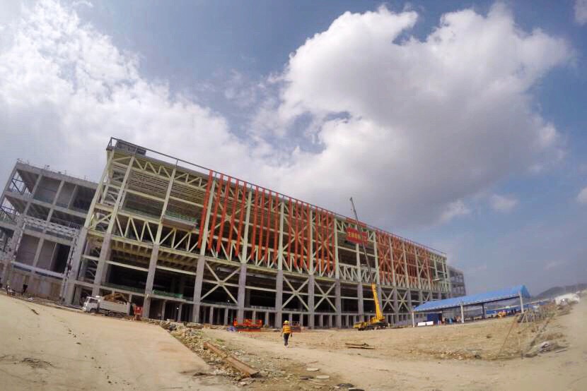 9月9日，記者在位于廣州的項目現場看到，由中國建筑一局（集團）有限公司（以下簡稱“中建一局”）承建的廣州超視堺第10.5代線項目正在抓緊施工建設，主體結構已經完工。預計2019年上半年建成投產，以改變我國“缺芯少屏”現狀。屆時將生產出8K超高清、全球最大尺寸（176寸）的液晶顯示屏。圖為“中國屏”廣州超視堺第10.5代線項目主體結構工程項目。（國資委新聞中心 語謙攝）