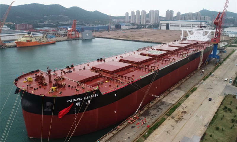 據介紹，該船自重達5.42萬噸，滿載排水量達45.4萬噸，船舶總長362米，型寬65米，甲板面積相當于三個標準足球場的面積之和，體現了雙燃料改裝空間、航速雙程優化等設計理念，具有“節能環保、綠色高效、安全可靠”等特點。（新華社記者 王斯班 攝）