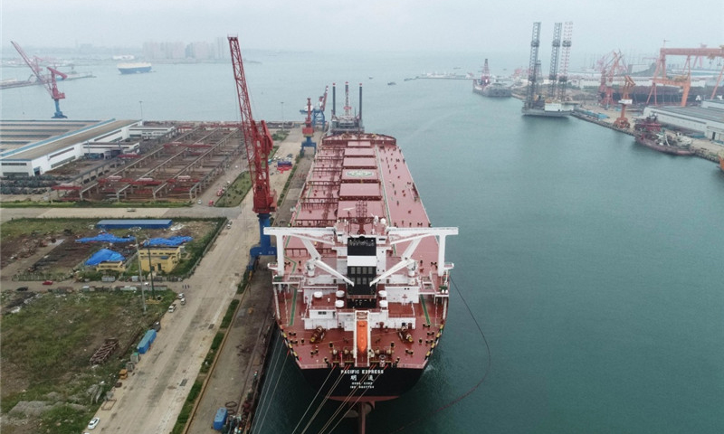 圖為8月15日在青島使用無人機拍攝的“明通”輪。（新華社記者 王斯班 攝）