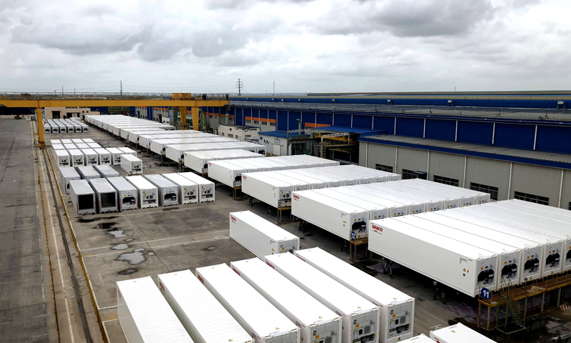 特種冷藏集裝箱產品遍及北美、歐洲、亞洲、澳洲等海外地區，國內客戶主要以各大中型物流企業、班列為主，例如中國鐵路、蓉歐、漢歐、鄭歐等，有力地促進了“一帶一路”經貿往來。圖為特種冷藏集裝箱成品陳列區。（國務院國資委網站 陳航 攝）