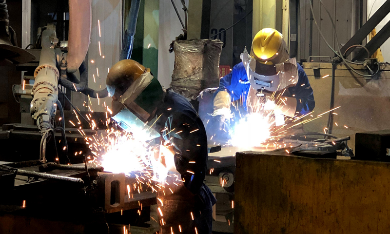 隨著“一帶一路”建設不斷推進，經貿往來日益頻繁，許多國家地區和機構客戶慕名來到青島參觀，對青島中集生產的產品和生產工藝贊不絕口，訂單呈爆發式增長。圖為生產車間焊接流程。（國務院國資委網站 陳航 攝）