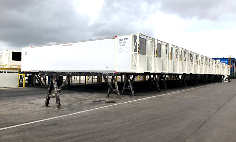 青島中集特種冷藏設備有限公司（下稱“青島中集”），專業生產各種冷藏集裝箱，連續多年全球特種冷藏集裝箱市場占有率第一。圖為待涂裝集裝箱區。（國務院國資委網站 陳航 攝）