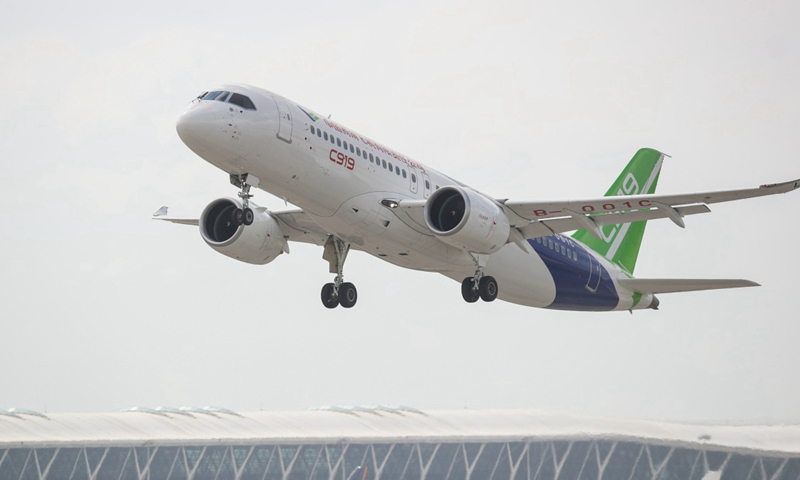 7月12日，C919大型客機在上海浦東機場起飛。（新華社記者 丁汀 攝）