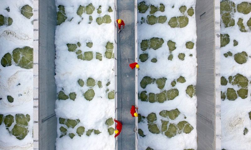 近日，由中鐵上海工程局集團承建的福州洋里污水處理廠一二三期提標改造工程完成土建和設備安裝，進入通水試運行階段。本次提標改造工程進一步提高污水處理標準，實現出水一級A達標排放。圖為7月2日，中鐵上海工程局工作人員在巡視運行中的福州洋里污水廠二期MBR生物反應池。（新華社記者 姜克紅 攝）