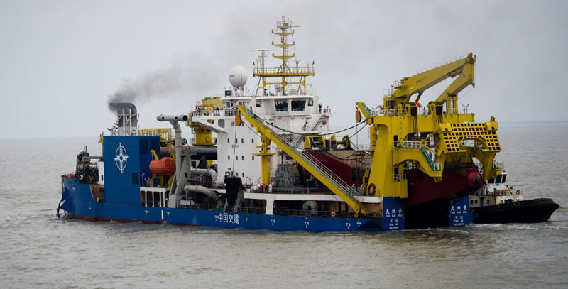 6月8日，“天鯤號”駛離碼頭出港海試。（新華社記者 李響 攝）