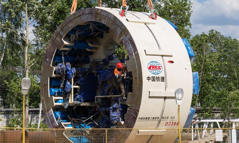 6月3日，在俄羅斯首都莫斯科，工人在吊裝現場工作。（新華社記者 白雪騏 攝）