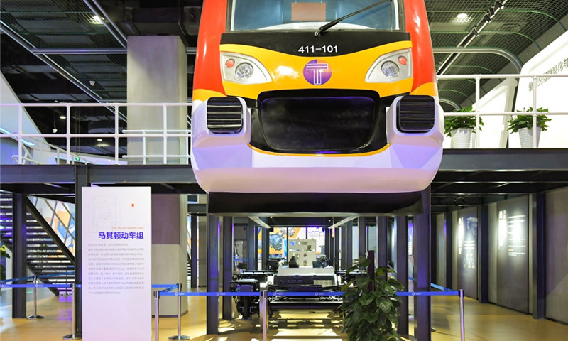 “苔花如米小，也學牡丹開?！薄曛?，憑著自力更生的創新精神、互動全球的創新視野、反哺共享的創新胸懷，崛起于世界產業創新競技的大舞臺，奮力求索中國創新的時代之路。圖中是在“中國動力谷”展廳展示的出口馬其頓的動車組。新華社發（張笑宇 攝）