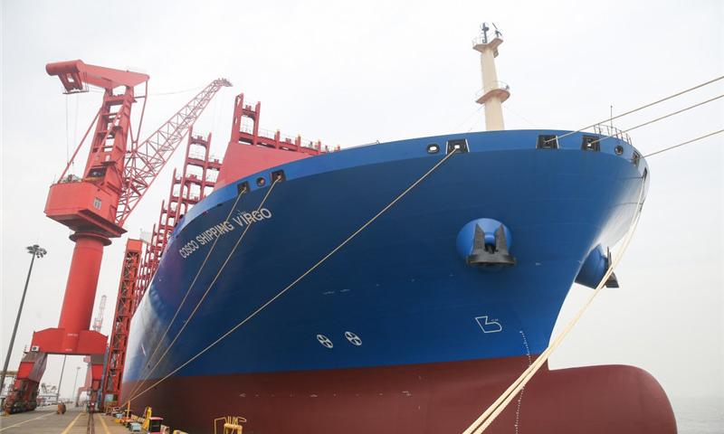 5月29日，上海外高橋造船有限公司為中遠海運集裝箱運輸有限公司建造的20000TEU超大型集裝箱船“中遠海運室女座”號命名交付。圖為5月30日，“中遠海運室女座”號超大型集裝箱船停靠在上海外高橋造船有限公司碼頭。（新華社記者 丁汀 攝）