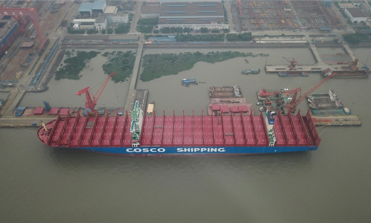 “中遠海運室女座”號總長399.8米，型寬58.6米，最大吃水16米，設計航速22.5海里/小時，最大載重量20萬噸。該船的甲板面積接近4個標準足球場，從船底至頂部約73米。（新華社記者 丁汀 攝）