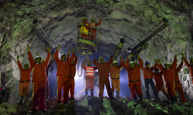 5月27日，由中鐵上海工程局承建的國內規模最大運煤專線蒙華鐵路大中山隧道順利貫通。圖為工程建設者在大中山隧道施工現場慶祝隧道貫通。（新華社記者 朱祥 攝）