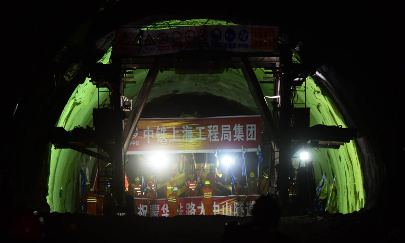 據介紹，蒙華鐵路大中山隧道位于河南省三門峽市盧氏縣境內，全長14.5公里，為蒙華鐵路十大長隧道之一，是蒙華鐵路晉豫管段內最長的單洞雙線隧道。（新華社記者 朱祥 攝）