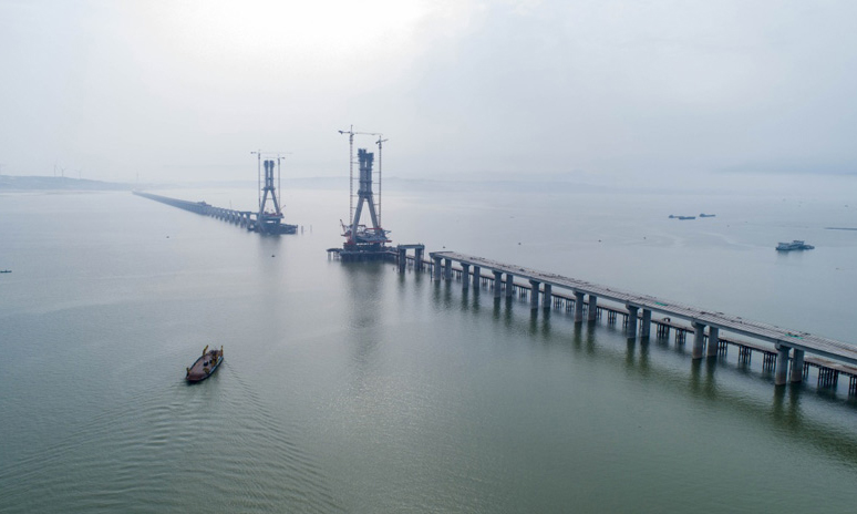 鄱陽湖二橋起于都昌縣多寶鄉，穿越鄱陽湖止于廬山市，是都昌至九江高速公路的控制性工程。新華社發（傅建斌 攝）