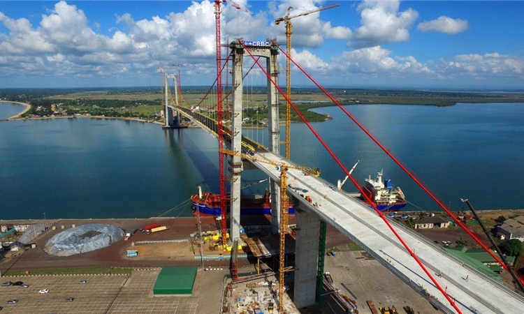 這是在莫桑比克馬普托拍攝的馬普托跨海大橋。新華社發