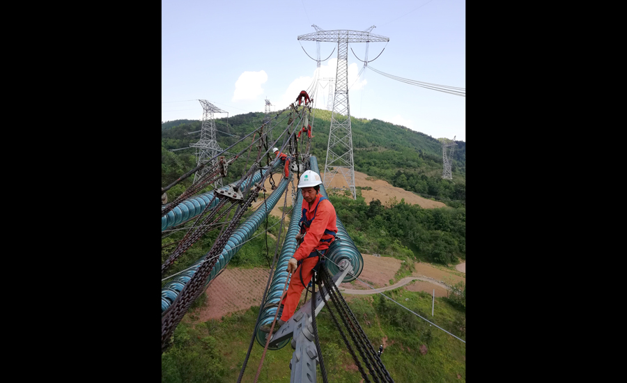 年輕的施工人員用汗水鑄就優質工程，青春在奮斗中綻放光彩。（作者：鄒小民）