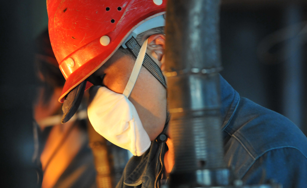 煉鋼連鑄，90后連鑄工作正在聚精會神的澆注鋼液。（作者：韓先明）