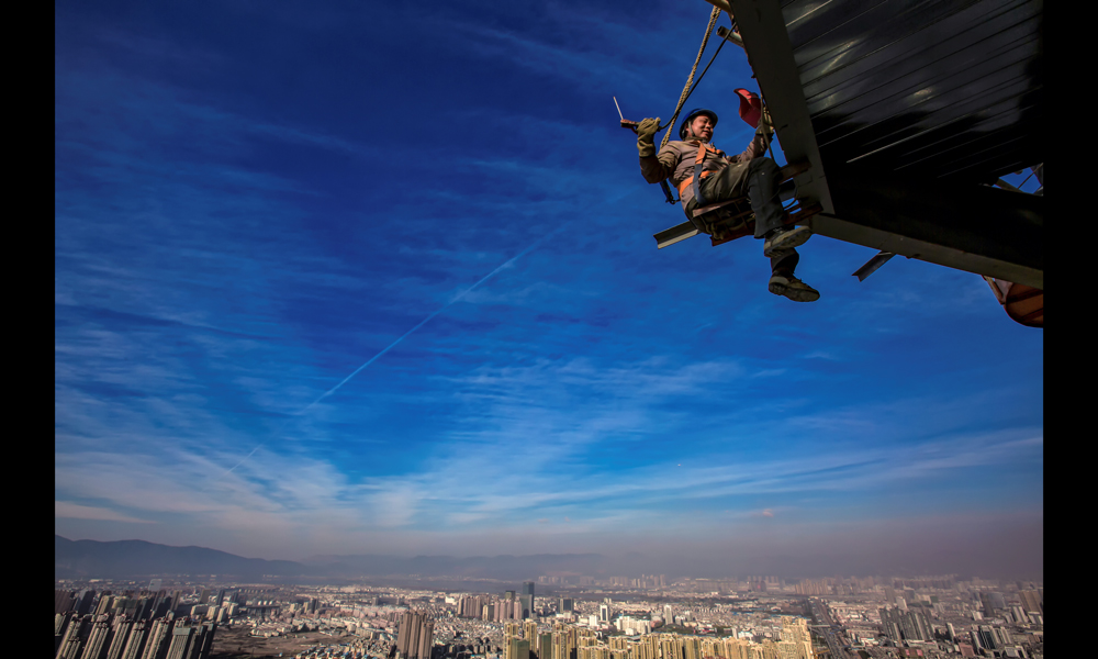 期間有無數的工人朋友為這個城市奉獻著自己青春，努力實現著他們的夢想，他們是新時代一群有夢想的善建者。（作者：鮑禹）