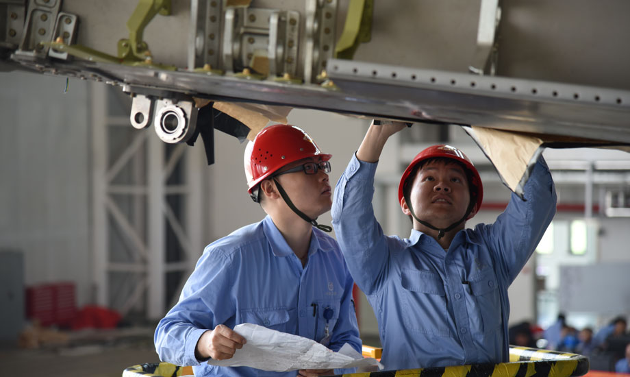 在C919飛機全尺寸靜力試驗現場，在點、線、面和大量數據交集的電腦前、在四維空間的虛擬試驗模塊中、在高大壯觀的一體化整體加載框架上、在千絲萬縷的連接線里、在發出陣陣刺鼻的膠布帶邊……你會看到那些青春的身影、專注的眼神。（作者：楊雁）