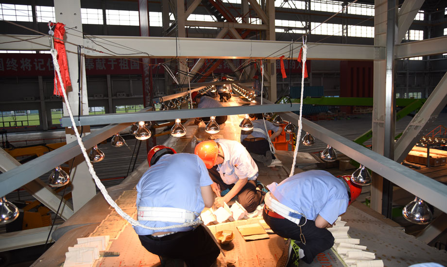 在C919飛機全尺寸靜力試驗現場，在點、線、面和大量數據交集的電腦前、在四維空間的虛擬試驗模塊中、在高大壯觀的一體化整體加載框架上、在千絲萬縷的連接線里、在發出陣陣刺鼻的膠布帶邊……你會看到那些青春的身影、專注的眼神。（作者：楊雁）