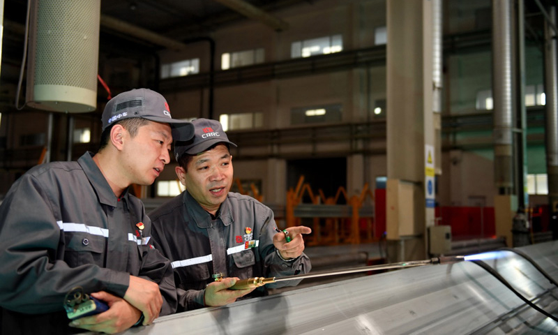4月27日，周晶輝（右）與徒弟臧鐵軍進行烤槍火焰調整。（新華社記者 張楠 攝）