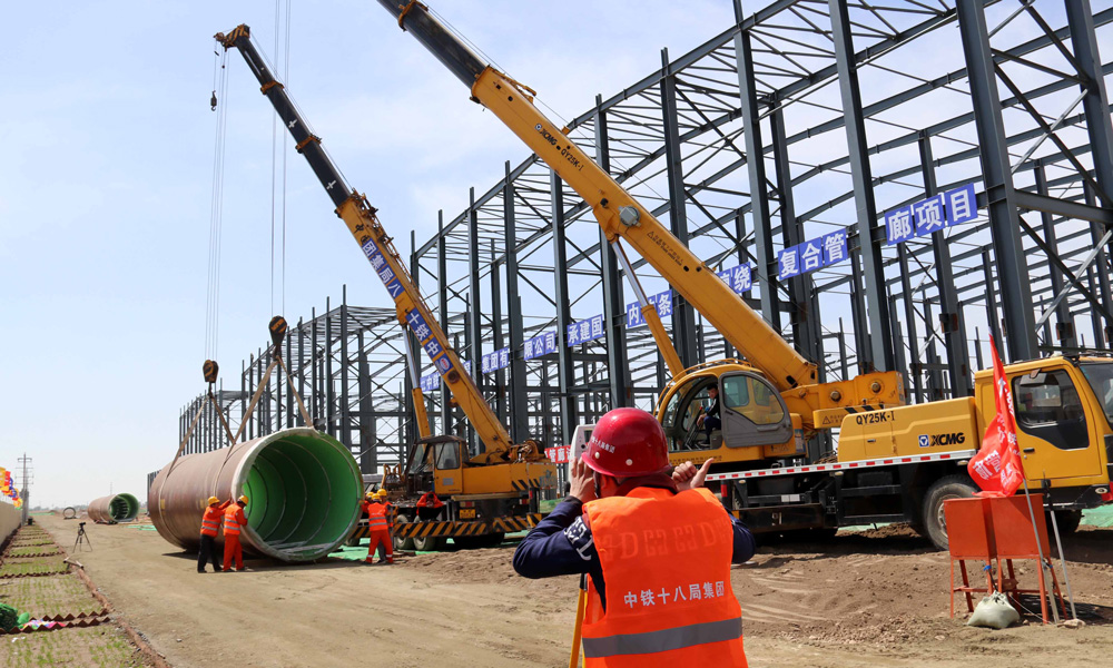 經國家化學建筑材料檢測中心等權威機構檢測認定，在同等埋深和受壓條件下，竹纏繞城市綜合管廊的抗震、抗沉降能力、保溫防凍性、耐腐蝕性等，均優于混凝土管廊。經試驗分析結果表明，在埋地 1 米深，地面車載90噸的情況下，竹纏繞城市綜合管廊最大豎向變形量不到1%，遠低于3%的控制標準，使用壽命可達100年以上。（伍振 梁建剛 攝）