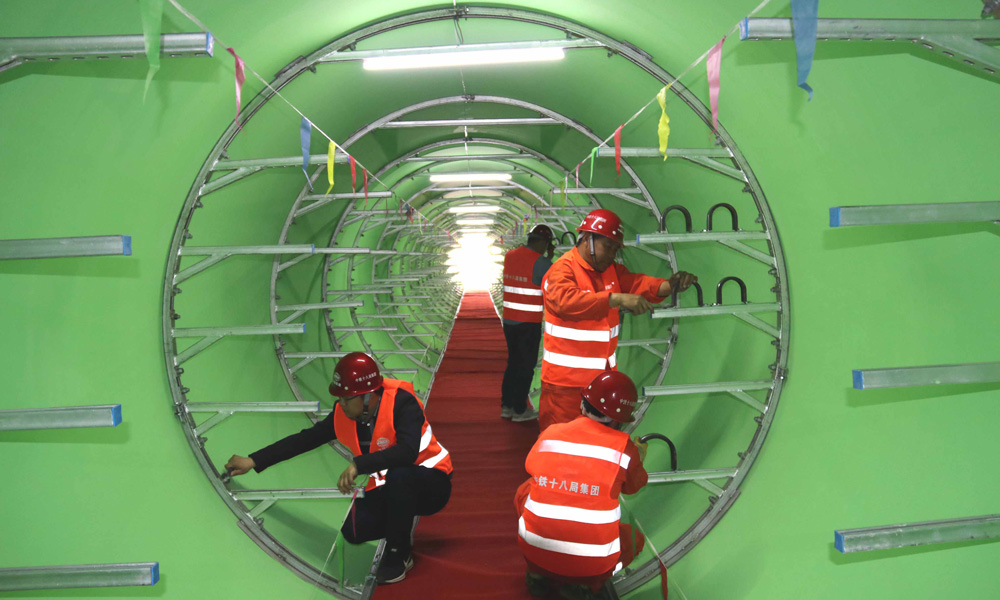 竹纏繞城市綜合管廊的重量是傳統混凝土管廊的十分之一，極大的降低了安裝難度，縮短了施工周期，與傳統的材料和工藝相比，它的綜合成本大約降低了10%到30%，而且使用壽命長，綠色低碳。（伍振 梁建剛 攝）