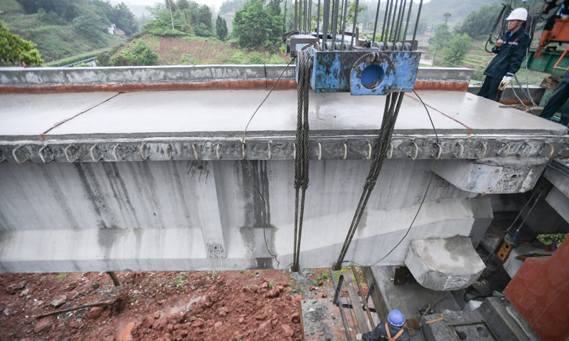 4月24日在四川雅安市境內的川藏鐵路成雅段最后一片T梁架設施工現場。（新華社記者 薛玉斌 攝）