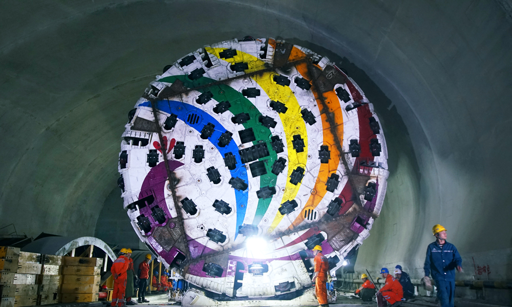 “彩云號”TBM是中鐵高新工業股份有限公司旗下中鐵裝備聯合中國中鐵隧道局集團、中國水利水電十四局集團及石家莊鐵道大學為大瑞鐵路高黎貢山隧道量身打造的世界最先進的大直徑敞開式隧道硬巖掘進機。（圖片來源：中鐵高新工業股份有限公司）
