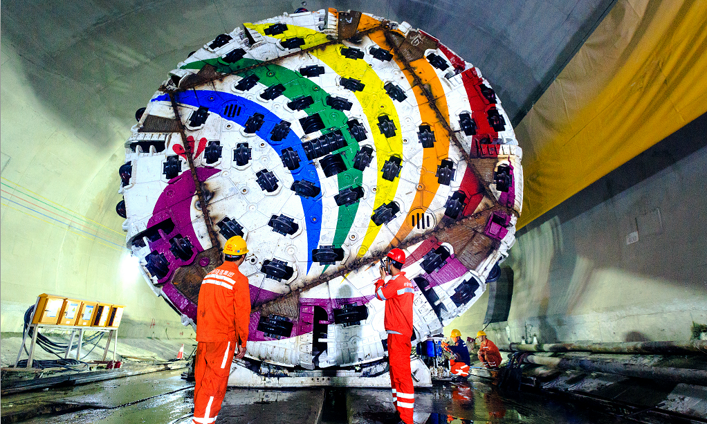 “彩云號”TBM于2017年8月1日在昆明中鐵電建總裝車間下線，整機長度約230米，重1900噸，刀盤開挖直徑達到9.03米，填補了國內9米以上大直徑硬巖掘進機的空白。（圖片來源：中鐵高新工業股份有限公司）