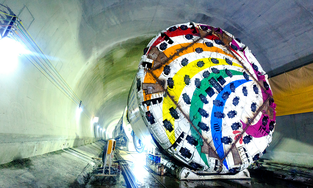 目前，中鐵裝備的創新團隊繼續完善隧道掘進機產品體系，完全掌握了TBM整機機電液集成控制技術、TBM滾刀刀圈耐磨增韌技術，攻克了TBM復雜施工環境下不良地質高精度成像與準確探測難題，構建了國際首個TBM施工信息綜合服務云平臺，首次實現了TBM掌子面在掘巖體力學參數的精確實時感知。（圖片來源：中鐵高新工業股份有限公司）