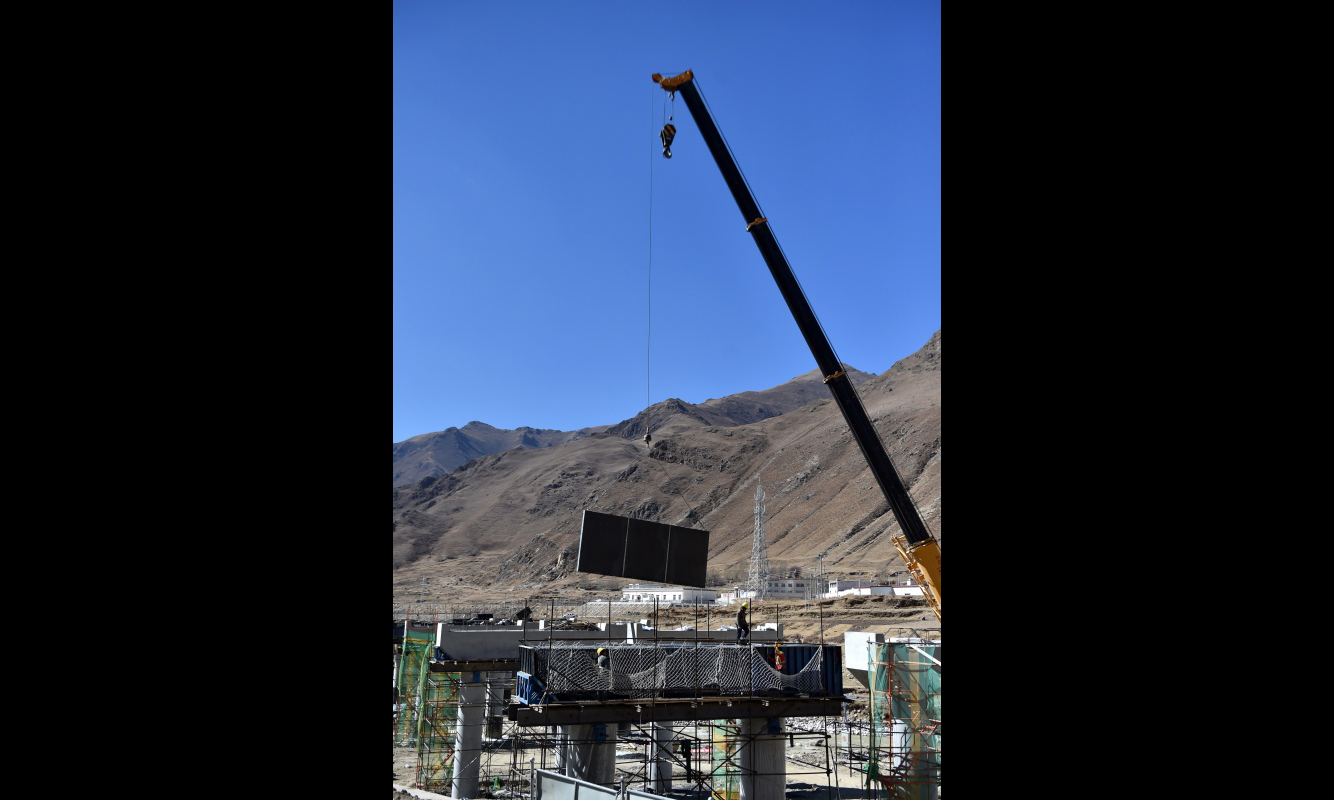4月22日，工作人員在拉薩至那曲高等級公路昂嘎大橋施工現場作業。（新華社記者 覺果 攝）