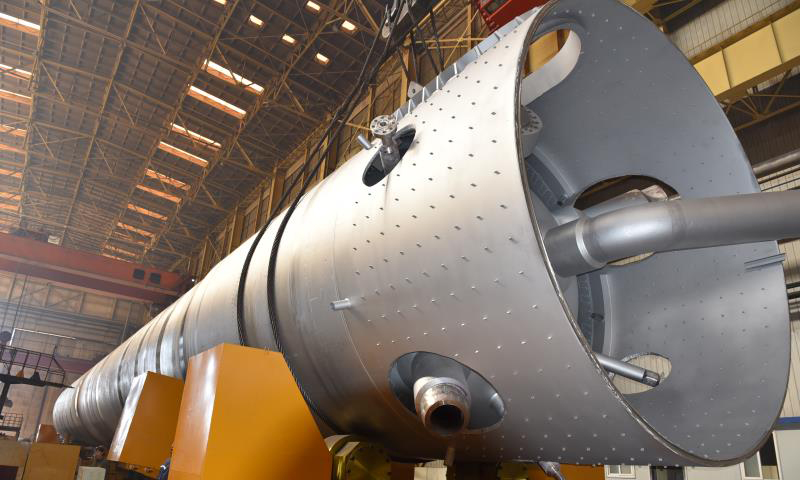 廣大工藝技術和一線員工嚴密項目管理、嚴格工藝規范、嚴肅質量監管，以精湛的制造技術，扎實的工作作風，先后攻克了反應器超長、超重、無法整體熱處理、射線檢測、非向心接管、不銹鋼接管全位置異種鋼焊接等諸多難題，優質高效地完成了制造任務。