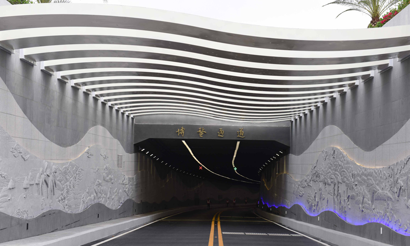 博鰲通道工程將博鰲亞洲論壇成立會址與論壇國際會議中心之間的行車時間，由過去的25分鐘縮短到3分鐘，有效地緩解了博鰲亞洲論壇年會期間的交通壓力。圖為中國鐵建十八局集團承建的博鰲通道洞口。（楊海剛 攝）