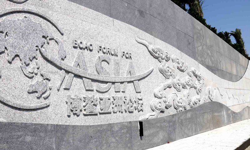 中國鐵建十八局集團承建的博鰲通道上帶有博鰲亞洲論壇標志的裝飾浮雕。（伍振 攝）