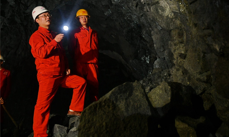 拉薩至林芝鐵路項目總投資360多億元，預計2021年建成通車。圖為中鐵十一局技術人員在檢查隧道圍巖。（新華社記者 張汝鋒 攝）