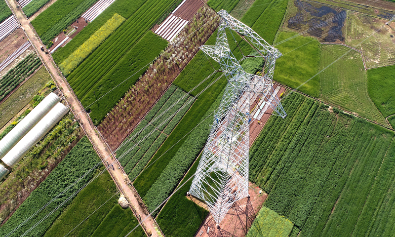 3月26日，中國南方電網云南公司與中國鐵塔公司云南分公司，在國內率先開展“電力鐵塔共享”業務合作，在云南楚雄東瓜鎮220千伏鹿資線路N38號鐵塔，成功安裝通訊天線，電力網和通訊網實現跨行業“電力鐵塔共享”。（陳波 攝）