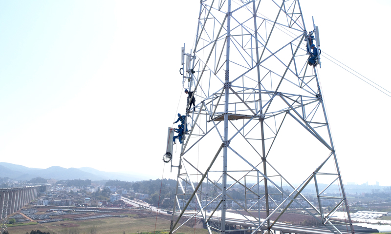 工作人員在安裝通訊設備。（陳波 攝）