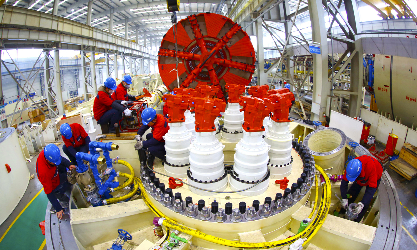 在我國，全斷面隧道掘進機產品分為盾構機（shield-machine）和TBM（tunnel boring macnhine）兩類。其中，盾構機主要應用于開挖面不能自穩的軟土及復合地層，應用領域多為城市地鐵、越江隧道等。TBM也稱巖石掘進機，主要應用于地層較穩定的硬巖地質隧道工程，應用領域大多為山嶺隧道、引水隧洞。圖為中國鐵建重工的員工正在裝配掘進機前盾。