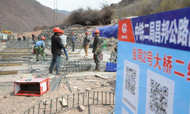 邦達機場是西藏海拔最高的機場，海拔4334米。昌都至邦達機場高等級公路一期路段工程全長26.9公里，設計時速80公里，計劃24個月完工。圖為3月10日，工人在昌都至邦達機場高等級公路一期路段工程施工現場進行樁基施工。（新華社記者 晉美多吉 攝）