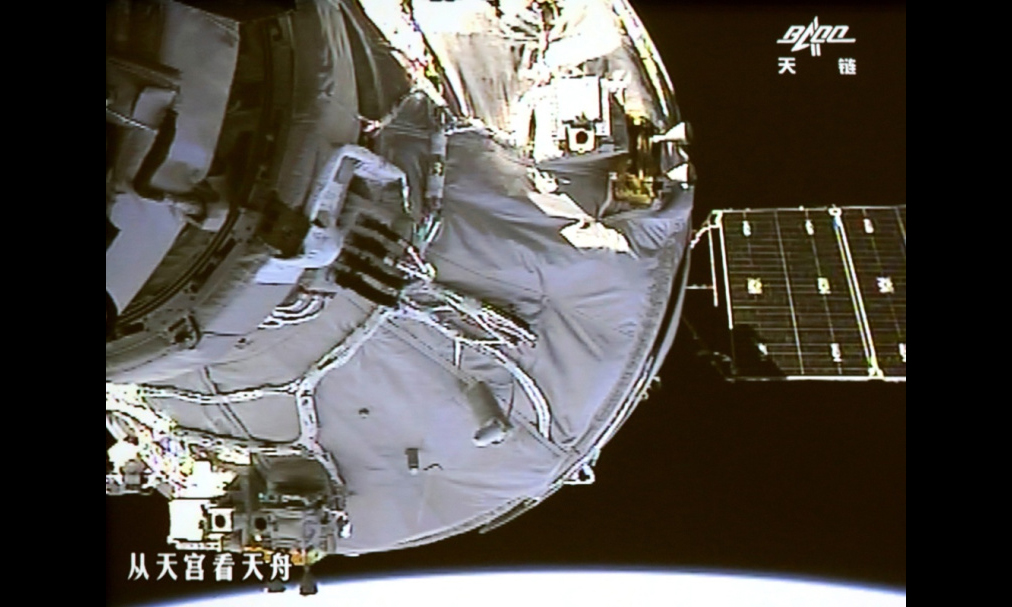 2017年4月22日，北京航天飛行控制中心大廳大屏幕顯示天舟一號與天宮二號自動交會對接畫面。這是天舟一號與天宮二號進行的首次自動交會對接，也是我國自主研制的貨運飛船與空間實驗室的首次交會對接。新華社發（王泗江 攝）