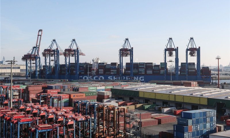 這是2月23日在德國漢堡港拍攝的集裝箱船“中遠海運白羊座”號。（新華社記者 單宇琦 攝）