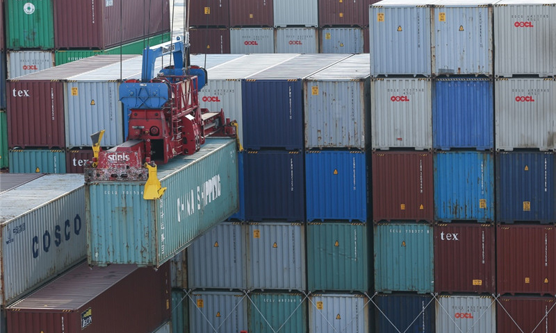 2月23日，在德國漢堡港，軌道式起重機卸載集裝箱船“中遠海運白羊座”號上的集裝箱。（新華社記者 單宇琦 攝）
