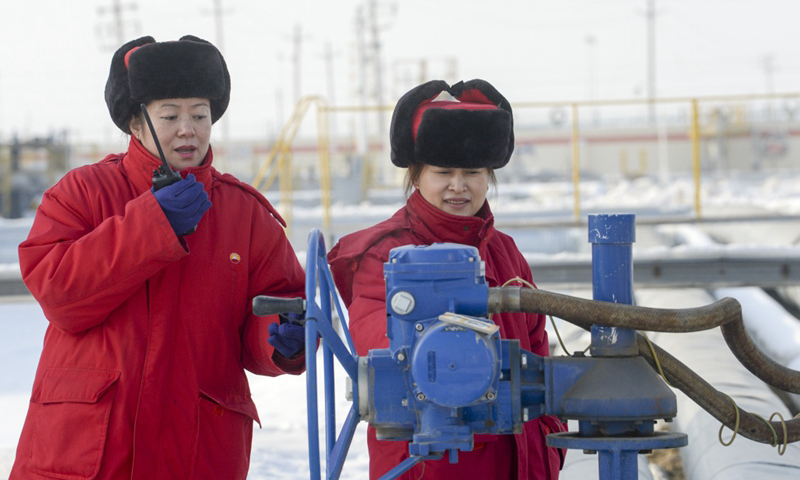 六十年來，石油人換了一代又一代，而以這個總站為起點的克獨管道，源源不斷地為獨山子石化基地送去原油，有力支持了國家各方面的建設。工作人員在新疆油田公司油氣儲運公司總站巡檢。（新華社記者 趙戈 攝）