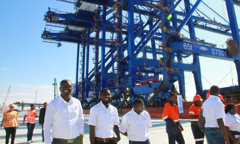 這四臺岸橋由中國上海振華重工（集團）股份有限公司制造，每臺重1290噸，吊車行走平臺長104米，岸橋全高79米，高度相當于26層的高樓。（新華社記者 吳長偉 攝）