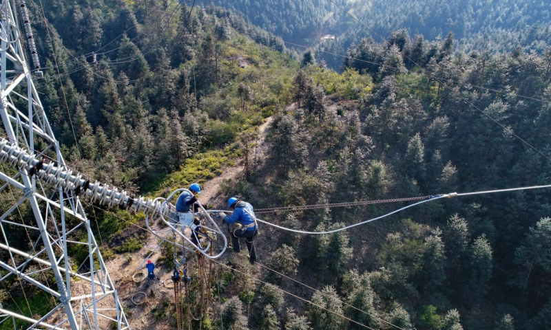 受冰凍天氣影響，1月28日，位于江西豐城市秀市鎮的500千伏輸電線路受損。為了趕在春節前恢復線路運行，國家電網江西省電力有限公司組織搶修隊伍于1月29日開始進行搶修施工。據介紹，搶修工程將于2月9日完成。（新華社記者 周密 攝）