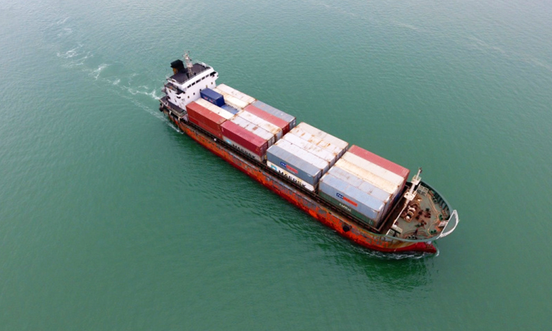 昔日小漁村漸成陸海樞紐，在20多年跨越式發展之后，廣西欽州港經濟技術開發區正緊抓新時代新機遇，全面融入“一帶一路”建設，不斷深化改革開放，堅持綠色發展，全力譜寫“向海經濟”新篇章。圖為一艘貨輪駛入廣西欽州港。（新華社記者 陸波岸 攝）