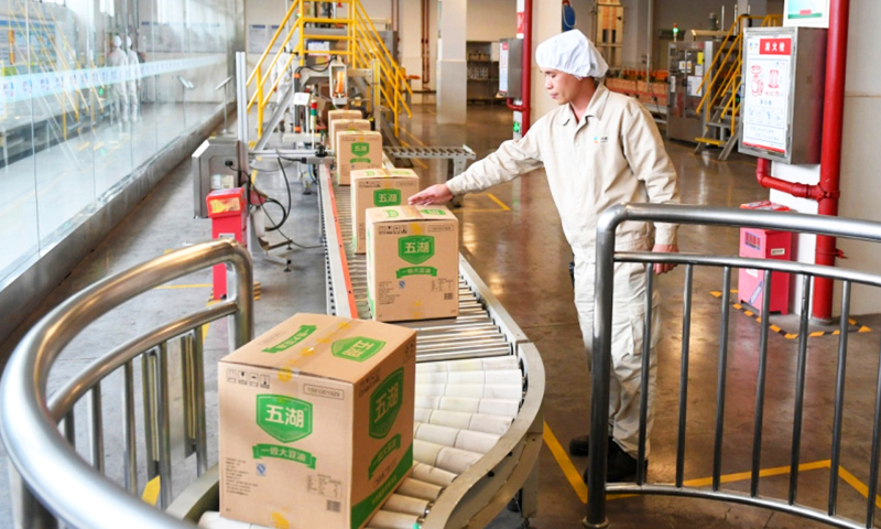 在中糧油脂（欽州）有限公司，工人正在生產作業中。（新華社記者 陸波岸 攝）