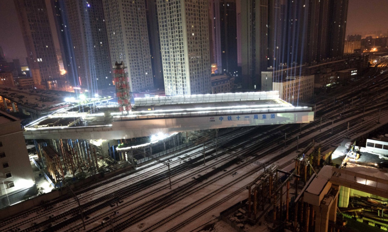 該轉體橋為武漢市常青路高架橋的重要部分，為鋼箱梁結構，轉體段全長135.2米，橋面總寬51米，跨越漢口火車站西咽喉岔區9股火車股道，且轉體的長臂端長91.4米，短臂端長43.8米，兩端橋長相差兩倍多，兩臂重量相差3600噸，具有極不對稱、極不平衡的特點。（新華社記者 杜華舉 攝）