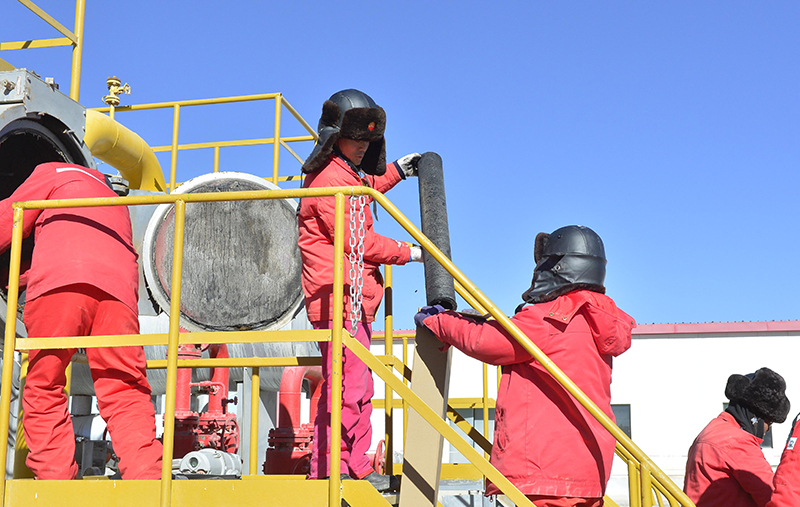 中國石油天然氣集團公司青海油田分公司采氣一廠從現場管理和技術措施入手，優化組織運行以及安全環保管控，運用堵漏防漏新技術，鉆井工程提速提效效果顯著。2020年提前2個月完成8億方產能建設任務，新井投產257口，為冬季供氣提供有力保障。圖為1月6日，中國石油天然氣集團公司青海油田分公司采氣一廠工作人員在替換天然氣濾芯。（新華社記者 張曼怡 攝）