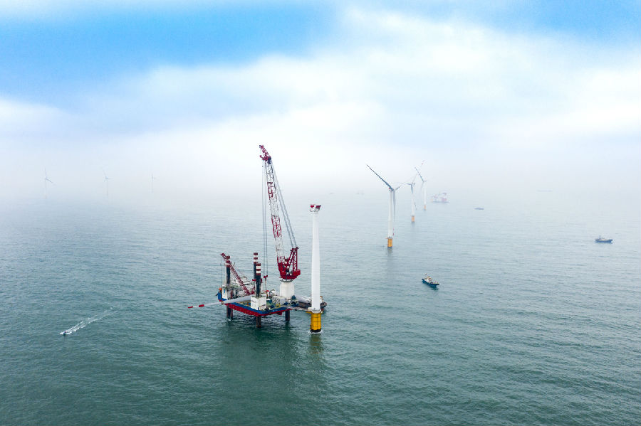 2020年12月30日，隨著珠海金灣海風場8臺風機成功并網發電，廣東海上風電并網容量達到101萬千瓦，較上年同比增長259.34%。海上風電并網容量突破100萬千瓦，是廣東海上風電發展清潔能源進程的重要節點，標志著海上風電發展速度進一步提升。圖為珠海金灣海上風電場風機吊裝時拍攝畫面。