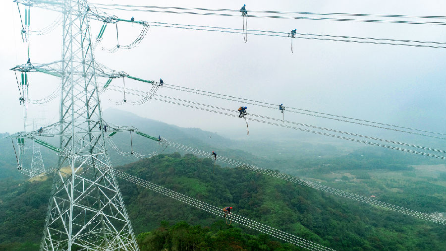 廣東海岸線長，風力發電蘊藏量大。目前，廣東海上風電在建裝機達800多萬千瓦，位居全國之首。圖為南方電網廣東陽江供電局輸電人員對相關送出線路開展走線驗收，加快風電等清潔能源接入配套工程建設。